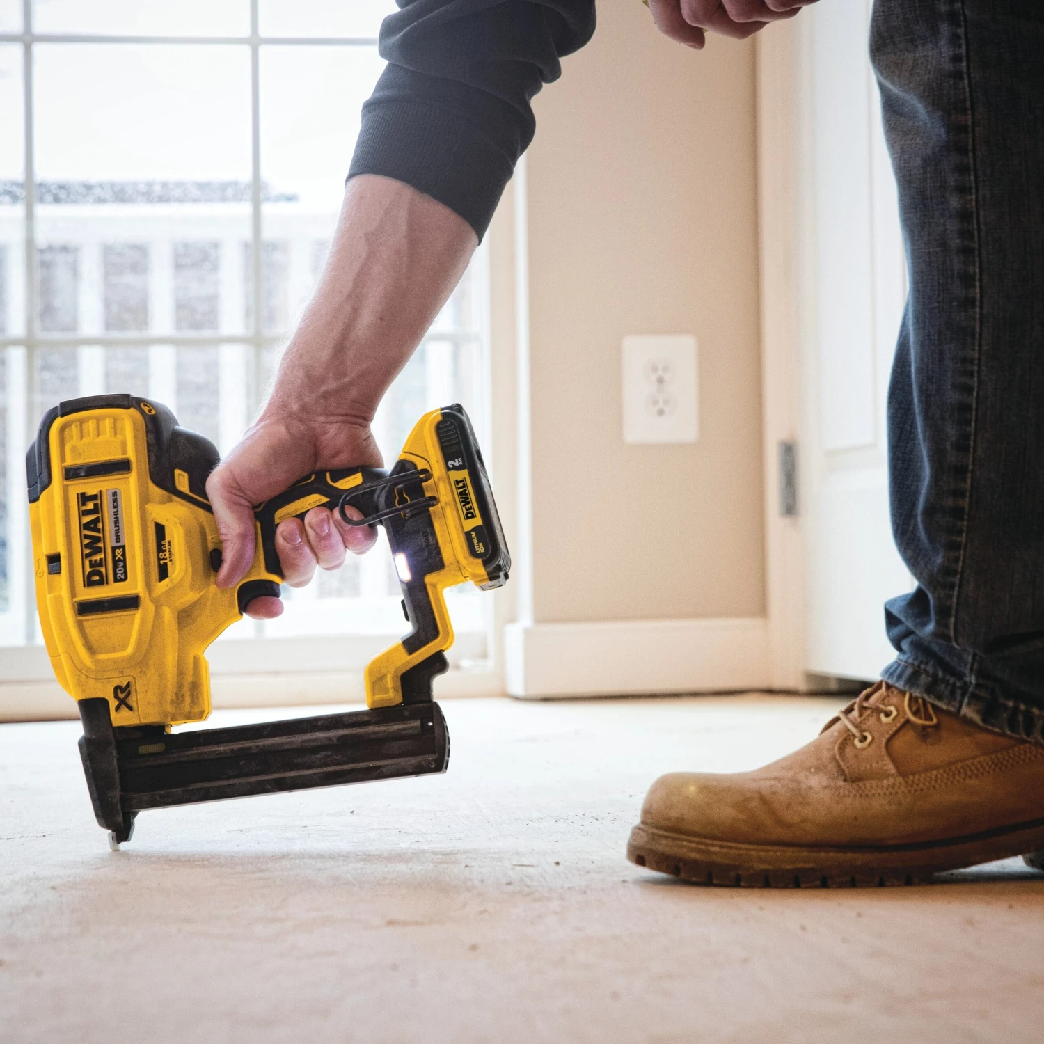 DeWalt DCN681B Cordless Stapler (Tool Only) 4 DeWalt DCN681B Cordless Stapler (Tool Only) - Image 2